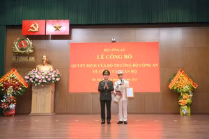 Thứ trưởng Trần Quốc Tỏ trao Quyết định của Bộ trưởng Bộ Công an và chúc mừng Đại tá Nguyễn Quốc Toản.