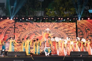 Văn nghệ sôi động tại gala.