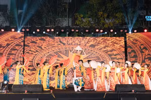 Văn nghệ sôi động tại gala.