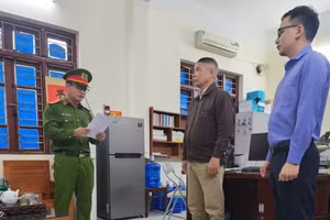 Cơ quan Cảnh sát điều tra tống đạt quyết định khởi tố cho bị can Vũ Quang Phúc.