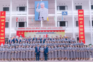 Tập thể cán bộ, giáo viên, nhân viên Trường THPT Lạng Giang số 1 hân hoan hướng tới kỷ niệm 60 năm thành lập trường.