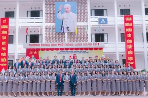 Tập thể cán bộ, giáo viên, nhân viên Trường THPT Lạng Giang số 1 hân hoan hướng tới kỷ niệm 60 năm thành lập trường.