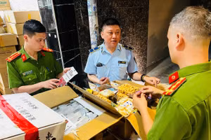 Lực lượng chức năng kiểm tra số hàng hóa.