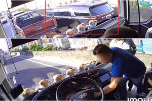 Người đàn ông rút chìa khóa xe khách trên đường Vành đai 3 chỉ vì không được nhường đường.