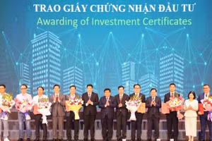 Phó Thủ tướng Nguyễn Chí Dũng cùng đại biểu chúc mừng các doanh nghiệp được nhận Giấy chứng nhận đầu tư. 