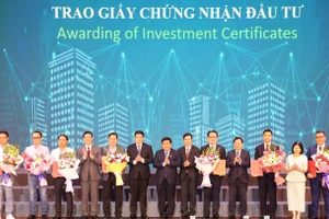 Phó Thủ tướng Nguyễn Chí Dũng cùng đại biểu chúc mừng các doanh nghiệp được nhận Giấy chứng nhận đầu tư.
