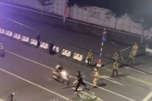 Hình ảnh 2 thanh niên lao xe vào cảnh sát được camera ghi lại.