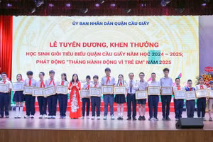 Bí thư Quận ủy Cầu Giấy Trần Thị Phương Hoa và ông Nguyễn Quang Tuấn - Phó Giám đốc Sở GD&ĐT Hà Nội khen thưởng các em học sinh.