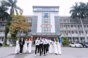 Quang cảnh tại cơ sở 1: số 235 đường Hoàng Quốc Việt, phường Nghĩa Đô, TP Hà Nội.