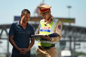 CSGT kiểm tra giấy tờ lái xe.