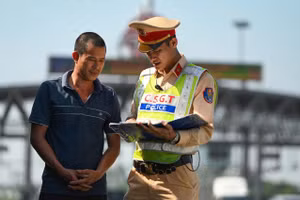 CSGT kiểm tra giấy tờ lái xe.