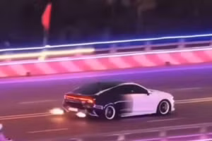 Lái xe liên tục rú ga, nẹt pô, khiến phương tiện phát ra tia lửa từ ống xả (Ảnh CA).