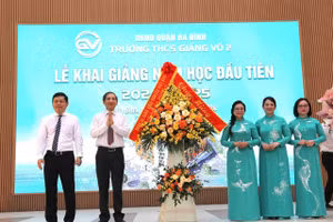 Bí thư Quận ủy Ba Đình - Hoàng Minh Dũng Tiến (thứ 2 từ trái sang) và Chủ tịch UBND quận Ba Đình Tạ Nam Chiến chúc mừng thầy trò Trường THCS Giảng Võ 2.