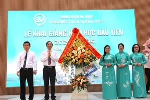 Bí thư Quận ủy Ba Đình - Hoàng Minh Dũng Tiến (thứ 2 từ trái sang) và Chủ tịch UBND quận Ba Đình Tạ Nam Chiến chúc mừng thầy trò Trường THCS Giảng Võ 2.