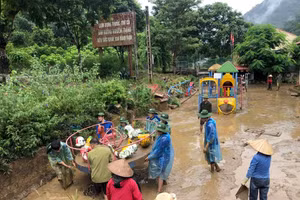 Sinh viên Trường Đại học Điện lực dọn dẹp, hỗ trợ người dân khắc phục hậu quả sau mưa lũ.