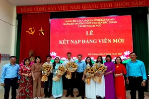 Đại diện Đảng bộ, Ban Giám hiệu Trường THPT Chuyên Bắc Giang trao quyết định và chúc mừng tân Đảng viên là học sinh nhà trường.