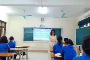 Nhà giáo Nguyễn Thị Dư chia sẻ với các sinh viên ngành mầm non.