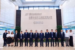 Các đại biểu chụp ảnh lưu niệm tại tập đoàn.