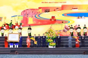 Đại diện lãnh đạo Đảng và Nhà nước tặng hoa chúc mừng tỉnh Bắc Ninh. 