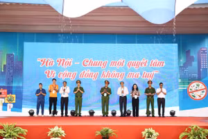 Đại biểu ấn nút phát động tháng hành động phòng, chống ma túy năm 2025.