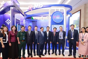 Đại diện MB vinh dự đón Thủ tướng chính phủ và Thống đốc Ngân hàng Nhà nước.
