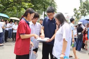 Thí sinh tại điểm thi Trường THPT chuyên Bắc Ninh (Ảnh BBN). 