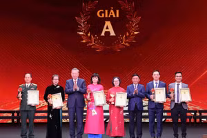 Tổng Bí thư Tô Lâm và Thường trực Ban Bí thư - Chủ nhiệm Ủy ban Kiểm tra Trung ương Trần Cẩm Tú trao tặng giải A cho các tác giả, nhóm tác giả. Ảnh: VT