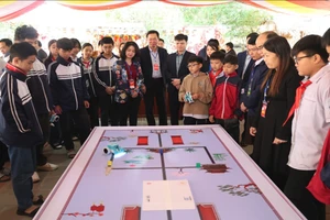 Các đội thi đang tranh tài về đích.