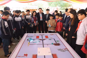 Các đội thi đang tranh tài về đích.