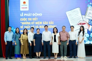 Nhà báo Triệu Ngọc Lâm, Tổng Biên tập Báo GD&TĐ, Phó Trưởng ban Thường trực Ban tổ chức và các đại biểu tham dự buổi Lễ chụp ảnh lưu niệm.