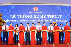 Các đại biểu cắt băng thông xe kỹ thuật tuyến đường ĐT.277B.