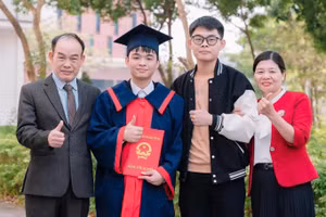 Nguyễn Quang Minh lớp 12T2 Trường THPT Chuyên Bắc Ninh trong màu áo tốt nghiệp cùng với gia đình.