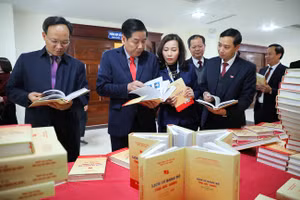 Lãnh đạo Thường trực Tỉnh ủy Bắc Giang và các đại biểu tham quan gian trưng bày sách tại hội nghị.