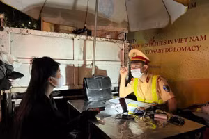 CSGT kiểm tra, xử lý lái xe vi phạm nồng độ cồn. 