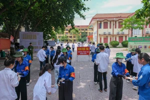 Thí sinh dự thi tại điểm thi Trường THPT Ngô Sĩ Liên.