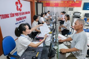 Người dân làm thủ tục hành chính tại phường Đa Mai.
