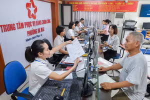 Người dân làm thủ tục hành chính tại phường Đa Mai.