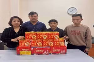 Nhóm người buôn bán, tàng trữ pháo nổ bị cơ quan công an bắt giữ.
