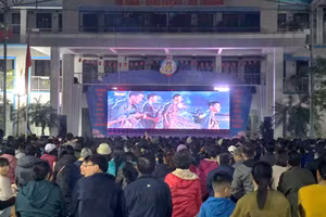 Trình chiếu phim tại Trường THCS Thành Công.