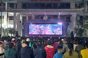 Trình chiếu phim tại Trường THCS Thành Công.