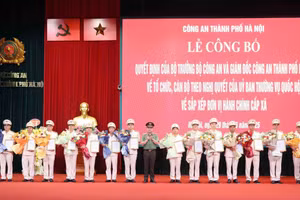 Lãnh đạo Công an TP Hà Nội tặng hoa, chúc mừng các đơn vị công an cấp xã.