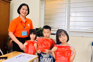 Trẻ đến cùng phụ huynh trong ngày đăng ký tuyển sinh bất ngờ nhận quà từ cô Hiệu trưởng.