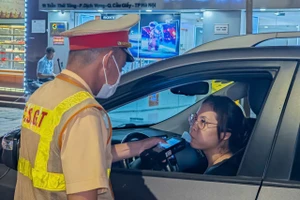 CSGT kiểm tra nồng độ cồn lái xe.