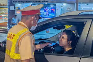 CSGT kiểm tra nồng độ cồn lái xe.