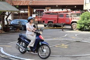 Lái xe thực hiện sát hạch thực hành.