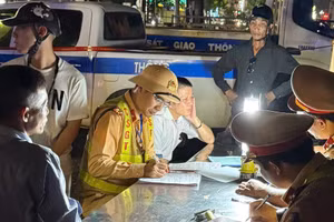 CSGT lập biên bản các trường hợp vi phạm.