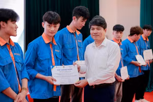 Ông Đoàn Xuân Thanh - Phó Giám đốc Sở GD&ĐT Bắc Ninh trao giấy chứng nhận cho sinh viên.