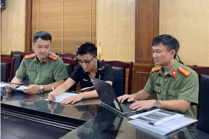 Công an làm việc với thí sinh vi phạm.