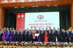 Phó Thủ tướng Chính phủ Nguyễn Chí Dũng tặng hoa chúc mừng đại hội (Ảnh BTC).