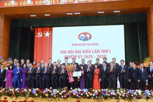 Phó Thủ tướng Chính phủ Nguyễn Chí Dũng tặng hoa chúc mừng đại hội (Ảnh BTC).